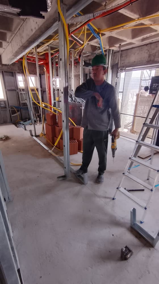 Profissional da equipe em deslocamento na frente de serviço