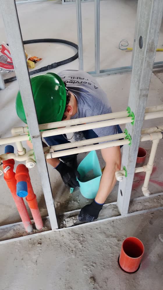 Detalhe interno da parede em drywall antes do fechamento