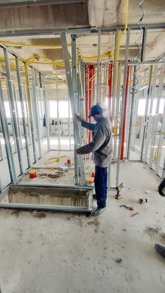 Vista da estrutura metálica montada para as paredes em drywall