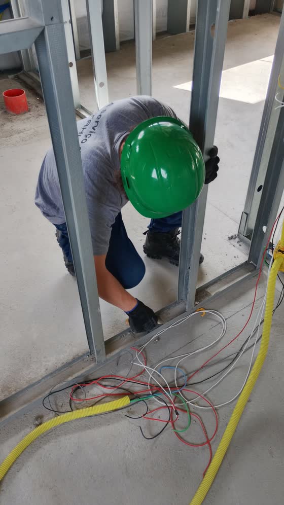 Cabeamento elétrico passando por dentro dos montantes