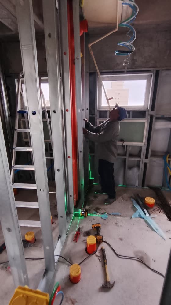 Nível a laser em uso para conferência de alinhamento